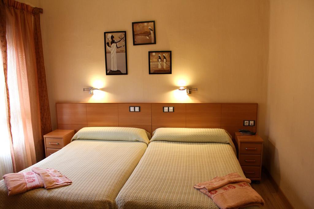 Hostal De La Torre Hostal Economico Valladolid Cameră foto