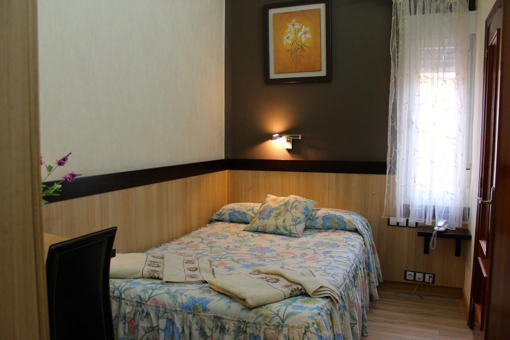Hostal De La Torre Hostal Economico Valladolid Cameră foto